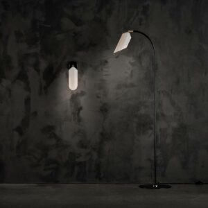 LE KLINT Pliverre gulvlampe, buet, opalglas