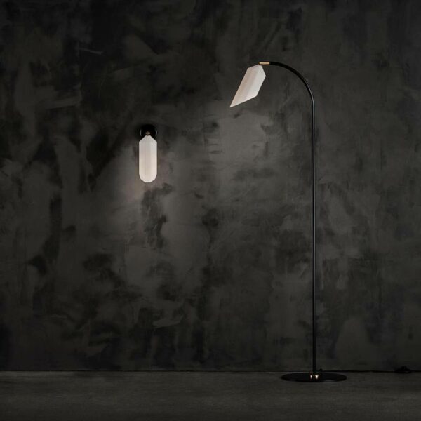 LE KLINT Pliverre gulvlampe, buet, opalglas