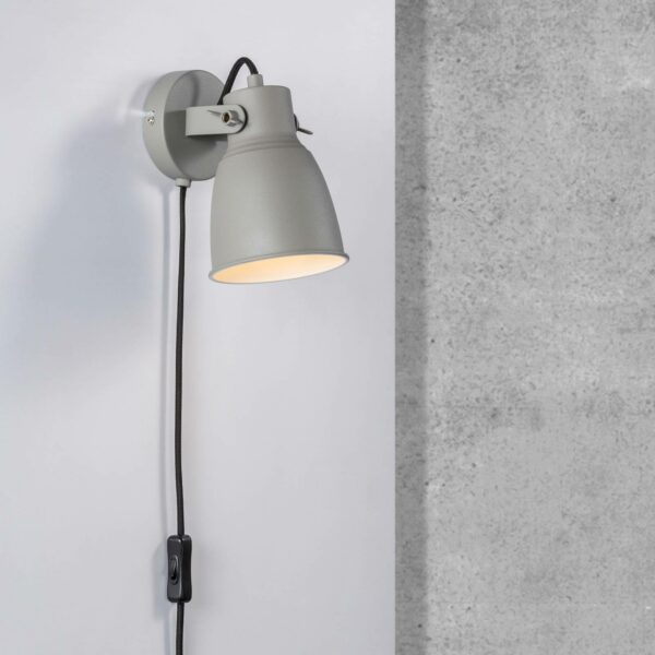 Adrian væglampe med kabel og stik, grå