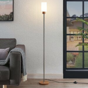Lindby Nicus gulvlampe i træ med glasskærm